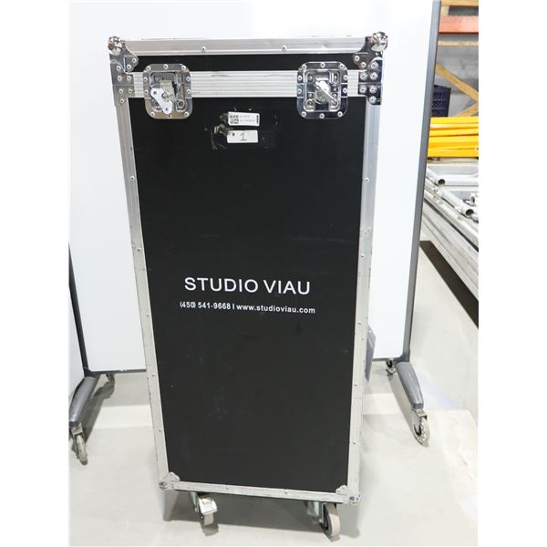 LOT: 12 PIEDS POUR MICROPHONES DANS 1 ROADCASE