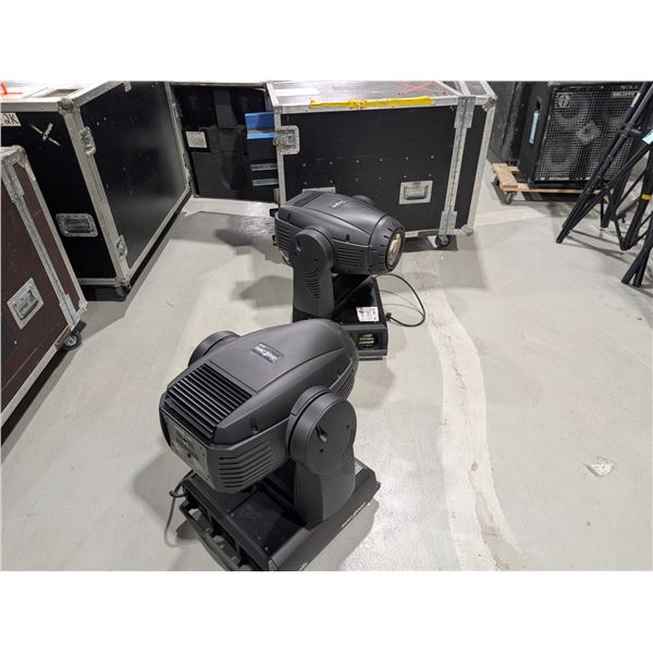 LOT: 2 PROJECTEURS ROBOTISÉS MARTIN MAC 2000 A/ROADCASE 47"x23"x30"