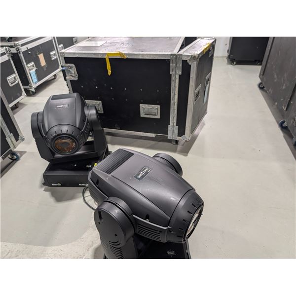 LOT: 2 PROJECTEURS ROBOTISÉS MARTIN MAC 2000 A/ROADCASE 47"x23"x30"