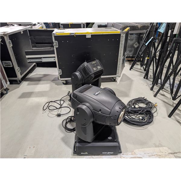 LOT: 2 PROJECTEURS ROBOTISÉS MARTIN MAC 2000 A/ROADCASE 47"x23"x30"