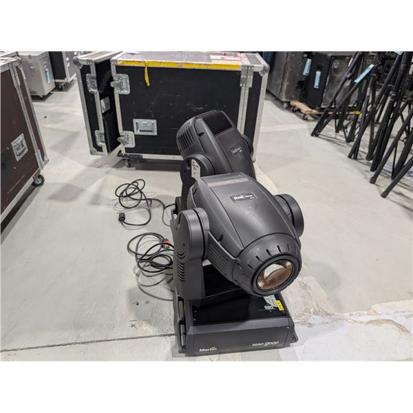 LOT: 2 PROJECTEURS ROBOTISÉS MARTIN MAC 2000 A/ROADCASE 47"x23"x30"
