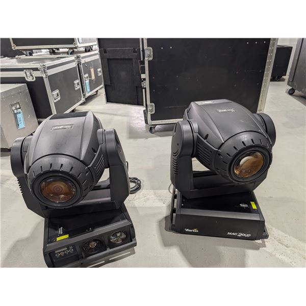 LOT: 2 PROJECTEURS ROBOTISÉS MARTIN MAC 2000 A/ROADCASE 47"x23"x30"