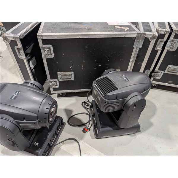 LOT: 2 PROJECTEURS ROBOTISÉS MARTIN MAC 2000 A/ROADCASE 47"x23"x30"