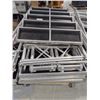 Image 3 : 20'x8' SCÈNE INTELLISTAGE-STYLE  AVEC ESCALIER 5-MARCHES (METAL/BOIS)
