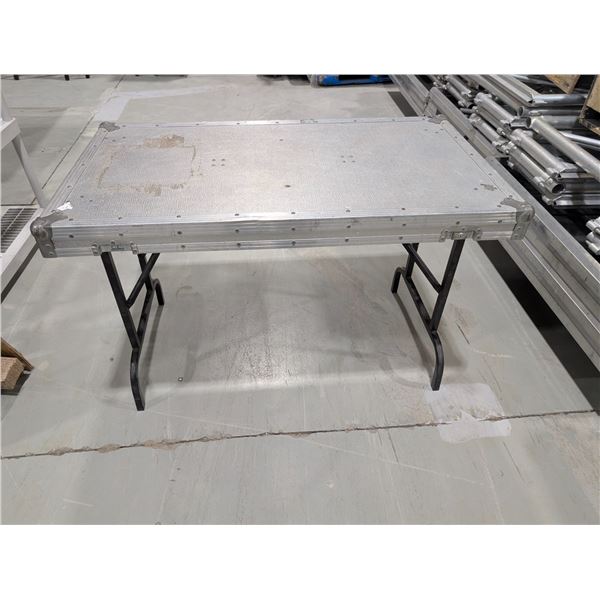 TABLE PLIANT 6' EN MÉTAL - STYLE ROADCASE