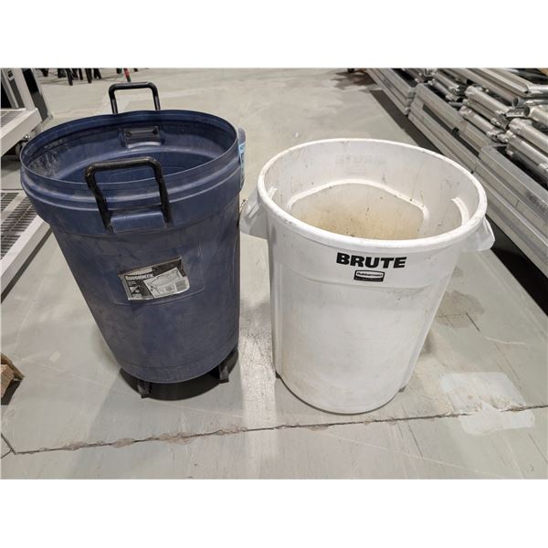 LOT DE 2 POUBELLES RUBBERMAID ASST