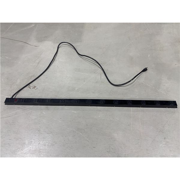 BARRE D'ALIMENTATION À 12 PRISES (4')