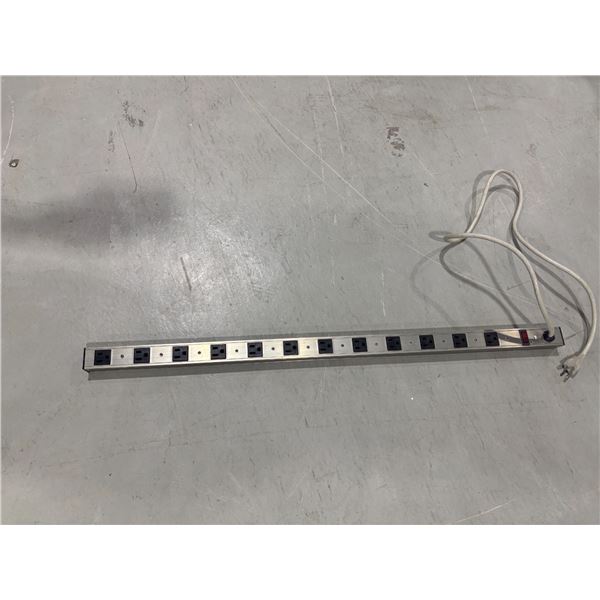 BARRE D'ALIMENTATION À 12 PRISES (3')