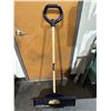 Image 2 : Rona All-Purpose Snow Shovel with Wooden Handle and Plastic Blade