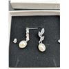 Image 3 : Veedoff Pearl Drop Earrings With Leaf Design and Crystal Accents