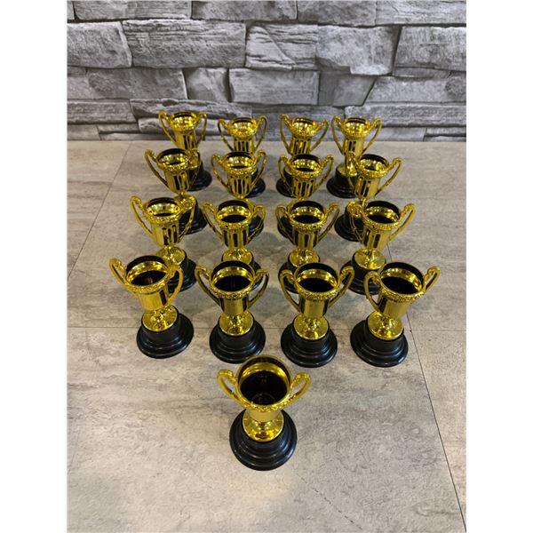 Bag of 17 Mini Trophies Gold And Black