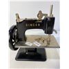 Image 1 : Vintage Singer Model 20 See HandySewing Machine a Made in USA