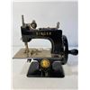Image 2 : Vintage Singer Model 20 See HandySewing Machine a Made in USA