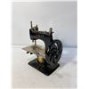 Image 4 : Vintage Singer Model 20 See HandySewing Machine a Made in USA