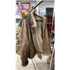 Image 10 : RACK OF ASSORTED HUNTING GEAR INCLUDING; JACKETS, GLOVES, HAT, BOOTS, PANTS & MORE *RACK NOT