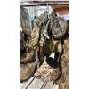 Image 4 : RACK OF ASSORTED HUNTING GEAR INCLUDING; JACKETS, GLOVES, HAT, BOOTS, PANTS & MORE *RACK NOT