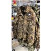 Image 5 : RACK OF ASSORTED HUNTING GEAR INCLUDING; JACKETS, GLOVES, HAT, BOOTS, PANTS & MORE *RACK NOT