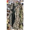 Image 7 : RACK OF ASSORTED HUNTING GEAR INCLUDING; JACKETS, GLOVES, HAT, BOOTS, PANTS & MORE *RACK NOT