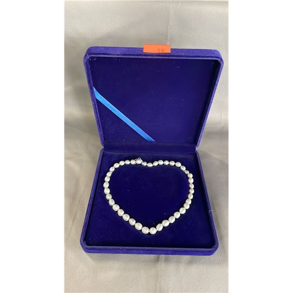 FRESHWATER PEARL NECKLACE: GREY LUSTER