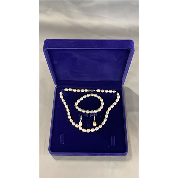 FRESHWATER PEARL NECKLACE, EARRINGS & BRACLET