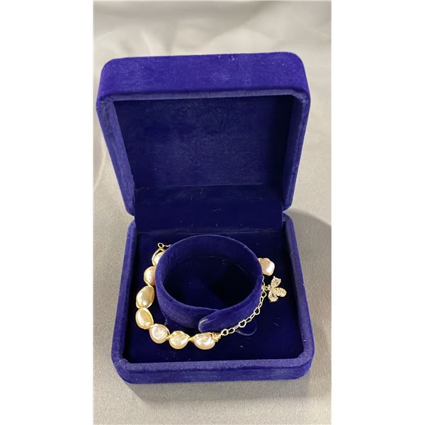 ADJUSTABLE FRESHWATER PEARL BRACELET WITH BEE CHARM