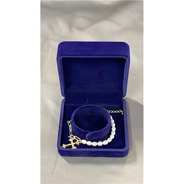 ADJUSTABLE FRESHWATER PEARL BRACELETE WITH CROSS CHARM