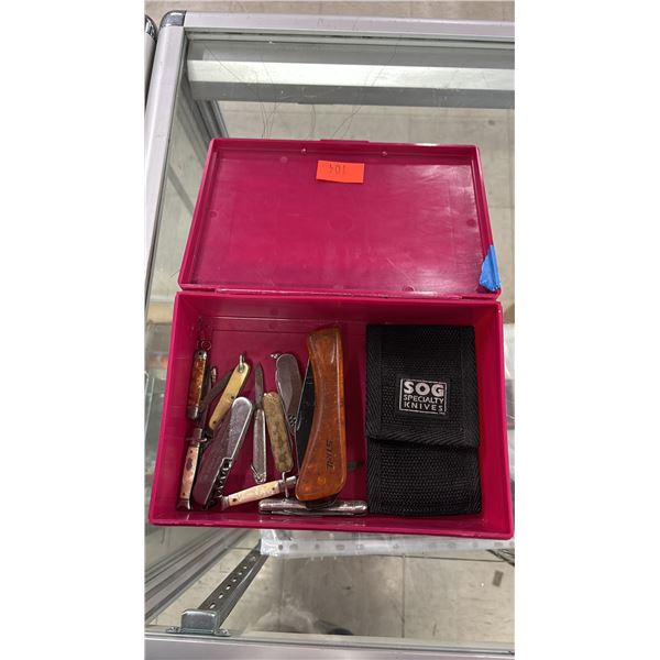 PLASTIC BOX OF ASSORTED FOLDING KNIVES