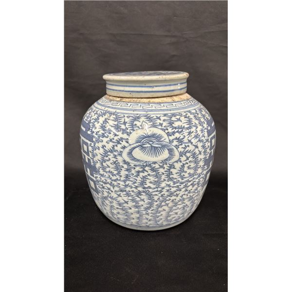 CHINESE BLUE & WHITE GINGER JAR: APPROX. 8.5" TALL