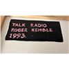 Image 3 : ORIGINAL OIL ON CANVAS BY ROGER KEMBLE TITLED "TALK RADIO" 48" X 30"
