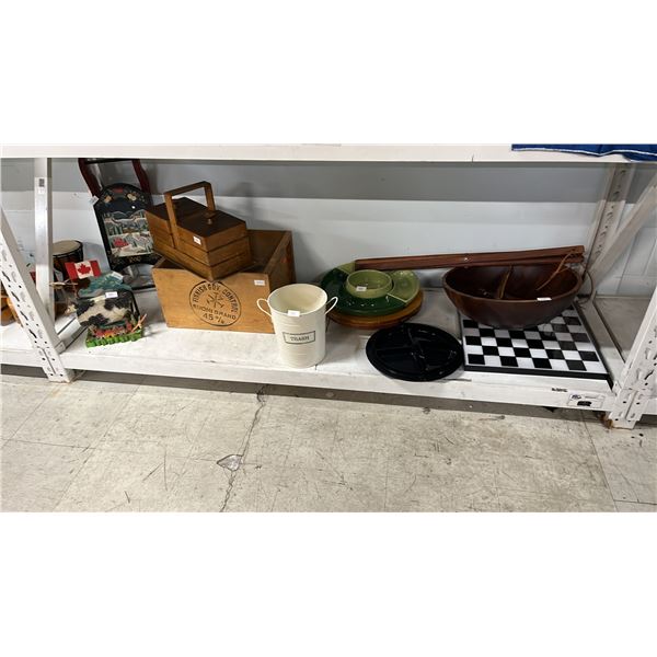 SHELF OF ASSORTED ITEMS INCLUDING; VINTAGE WOOD PICNIC BOX, HOME DECOR, LARGE SALAD BOWL & MORE