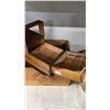 Image 4 : SHELF OF ASSORTED ITEMS INCLUDING; VINTAGE WOOD PICNIC BOX, HOME DECOR, LARGE SALAD BOWL & MORE