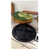 Image 6 : SHELF OF ASSORTED ITEMS INCLUDING; VINTAGE WOOD PICNIC BOX, HOME DECOR, LARGE SALAD BOWL & MORE