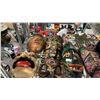 Image 2 : SHELF OF ASSORTED HOME DECOR