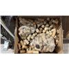 Image 2 : BOX OF ASSORTED COLLECTIBLE WINE CORKS