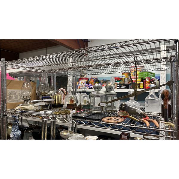 SHELF OF ASSORTED COLLECTIBLES INCLUDING; VINTAGE SCALES, OIL LANTERNS, PAPER WEIGHTS & MORE