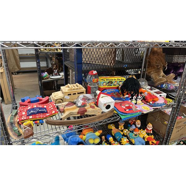 SHELF OF ASSORTED COLLECTIBLES INCLUDING; JELLY BELLY DISPENSER, GARFIELD GUMBALL DISPENSER, SNOOPY