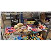 Image 1 : SHELF OF ASSORTED COLLECTIBLES INCLUDING; JELLY BELLY DISPENSER, GARFIELD GUMBALL DISPENSER, SNOOPY