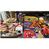 Image 3 : SHELF OF ASSORTED COLLECTIBLES INCLUDING; JELLY BELLY DISPENSER, GARFIELD GUMBALL DISPENSER, SNOOPY
