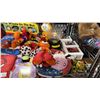 Image 4 : SHELF OF ASSORTED COLLECTIBLES INCLUDING; JELLY BELLY DISPENSER, GARFIELD GUMBALL DISPENSER, SNOOPY