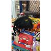 Image 5 : SHELF OF ASSORTED COLLECTIBLES INCLUDING; JELLY BELLY DISPENSER, GARFIELD GUMBALL DISPENSER, SNOOPY