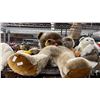 Image 3 : SHELF OF ASSORTED STUFFED ANIMALS