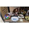 Image 2 : SHELF OF ASSORTED ITEMS INCLUDING; HOME DECOR, VASES, BOWLS & MORE
