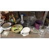 Image 3 : SHELF OF ASSORTED ITEMS INCLUDING; HOME DECOR, VASES, BOWLS & MORE