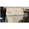 Image 1 : FLORAL MOTIF STORAGE BENCH