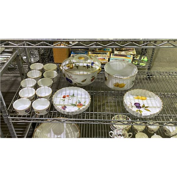 ASSORTED ROYAL WORCHESTER EVESHAM FINE PORCELAIN DINNERWARE