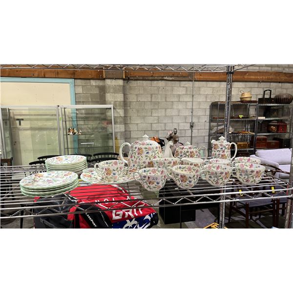 25-PC MINTON HADDON HALL BONE CHINA SET
