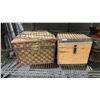 Image 2 : SHELF OF ASSORTED ITEMS INCLUDING; LOCKBOXES, DECOR & HORN STAND