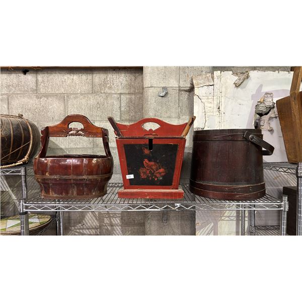 SHELF OF ASSORTED VINTAGE CHINESE STYLE ITEMS