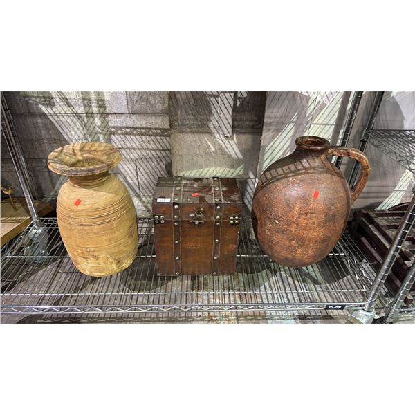 SHELF OF ASSORTED VINTAGE CHINESE ITEMS INCLUDING; VASE, URN & LOCKBOX