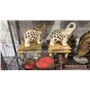 Image 2 : SHELF OF ASSORTED CHINESE HOME DECOR ITEMS